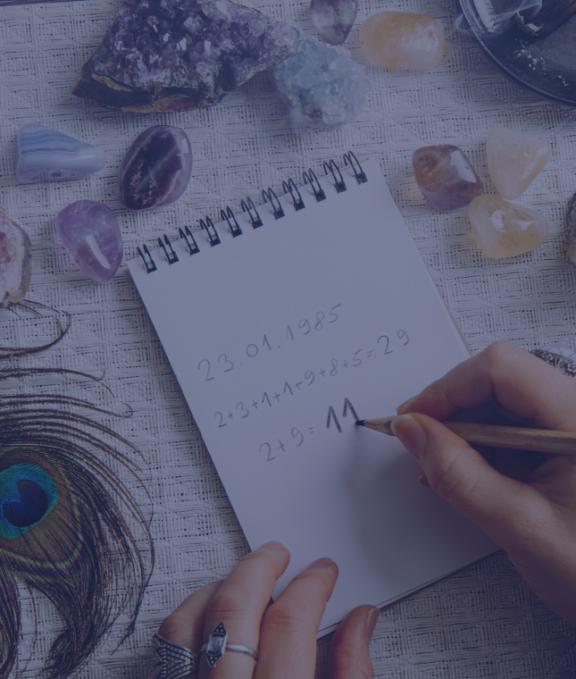Femme qui fait de la numérologie