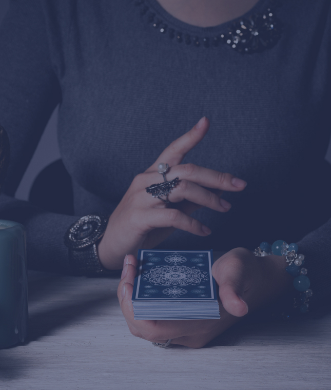 Femme qui tire les cartes